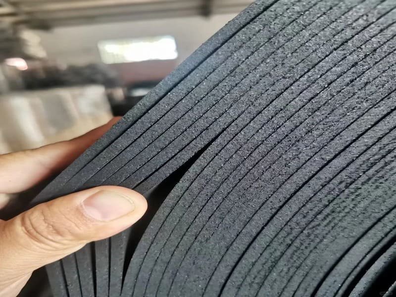 Close-up of a failed rubber seam with a 3mm gap